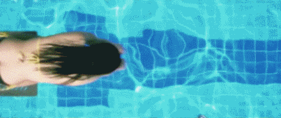 Анимация Стройная девушка брюнетка с длинными ногами ныряет в бассейн, гифка Стройная девушка брюнетка с длинными ногами ныряет в бассейн