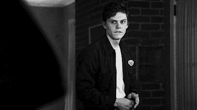 Анимация Американский актер Эван Питерс / Evan Peters/, гифка Американский актер Эван Питерс / Evan Peters/