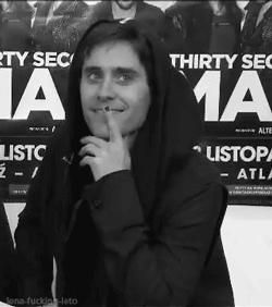 Анимация Jared Leto / Джаред Лето из группы 30 seconds to mars соблазняет, изображая девушку, гифка Jared Leto / Джаред Лето из группы 30 seconds to mars соблазняет, изображая девушку