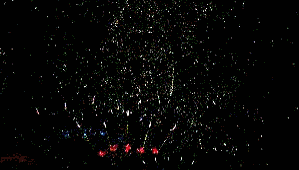 Анимация Праздничный салют высотный фейерверк в ночном небе, гифка Праздничный салют высотный фейерверк в ночном небе