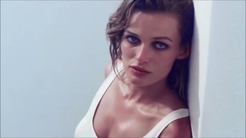 Анимация Модель Edita Vilkeviciute / Эдита Вилкевичуте гладит парня рукой, думает о нем, гифка Модель Edita Vilkeviciute / Эдита Вилкевичуте гладит парня рукой, думает о нем
