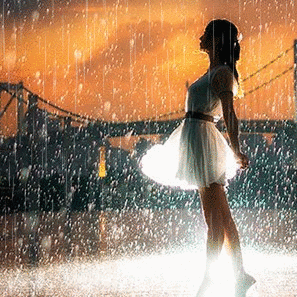 Анимация Девушка стоит на дороге под дождем, исходник фотограф Shoichi Asaoka, гифка Девушка стоит на дороге под дождем, исходник фотограф Shoichi Asaoka
