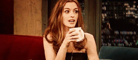 Анимация Американская актриса Энн Жакли&;н Хэ&;тэуэй / Anne Jacqueline Hathaway/, говорит жестикулируя держа в руке кружку