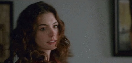 Анимация Американская актриса Энн Жакли&;н Хэ&;тэуэй / Anne Jacqueline Hathaway/, девушка снимает с себя куртку