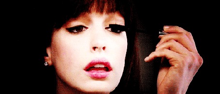 Анимация Американская актриса Энн Жакли&;н Хэ&;тэуэй / Anne Jacqueline Hathaway/, девушка красит ресницы тушью