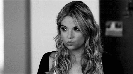 Анимация Американская актриса Эшли Бенсон / Ashley Benson, девушка удивленно приподнимает брови