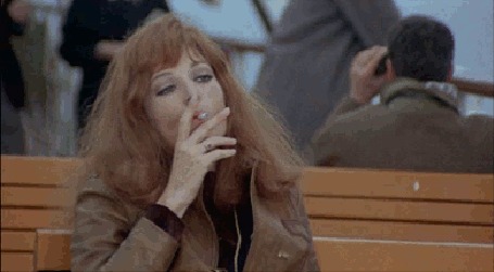 Анимация Рыжеволосая девушка курит