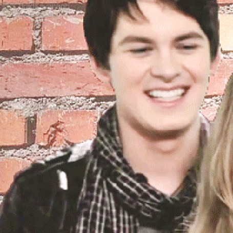 Анимация Американский и британский актер Брэд Льюис Кавана / Brad Lewis Kavanagh стоит у стены