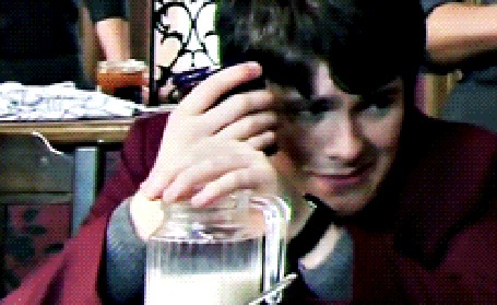 Анимация Американский и британский актер Брэд Льюис Кавана / Brad Lewis Kavanagh / с кувшином молока