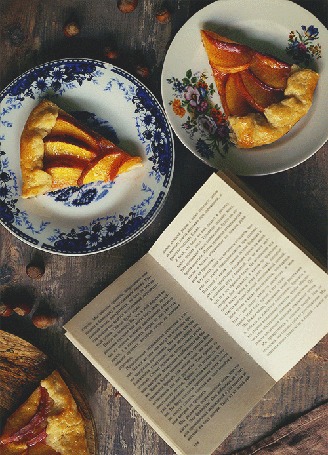 Анимация Открытая книга и пирог на тарелках