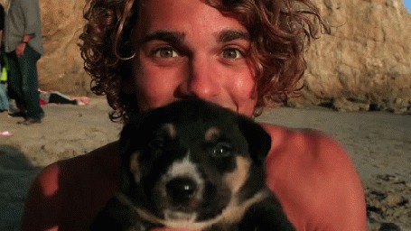 Анимация Парень Jay Alvarrez показывает щенка и смешно на него смотрит сводит глаза к носу