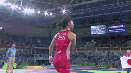 Анимация Спортсменка японка Эри Тосака борец вольного стиля, выиграла золотую медаль на Олимпиаде 2016 в Рио-де-Жанейро и в порыве радости несет на себе своего тренера на плечах