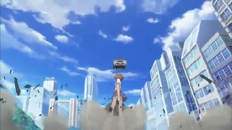 Анимация Персонаж аниме Misaka Mikoto / Мисака Микото стоит на фоне облачного неба и над ней пролетает авто