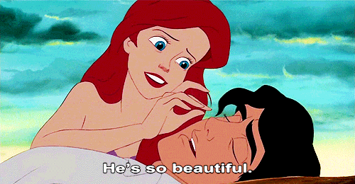 Анимация Влюбленная Ariel / Ариель нежно гладит спящего принца Эрика и шепчет (Hes so beautiful / Он так прекрасен), гифка Влюбленная Ariel / Ариель нежно гладит спящего принца Эрика и шепчет (Hes so beautiful / Он так прекрасен)