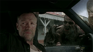 Анимация Michael Rooker / Майкл Рукер в авто совсем не боится обступивших машину зомби и спокойно распивает виски, фильм Walking Dead / Ходячие мертвецы, гифка Michael Rooker / Майкл Рукер в авто совсем не боится обступивших машину зомби и спокойно распивает виски, фильм Walking Dead / Ходячие мертвецы