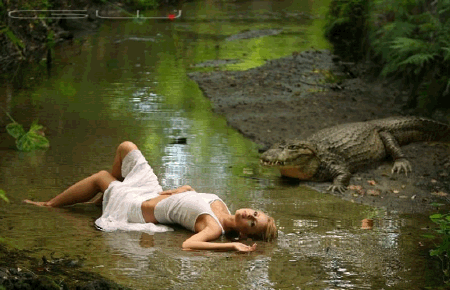 Анимация Девушка в белой одежде лежит в воде, рядом с ней крокодил, гифка Девушка в белой одежде лежит в воде, рядом с ней крокодил