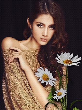 Анимация Девушка с темными длинными волосами, карими глазами держит букет ромашек, by Elza68