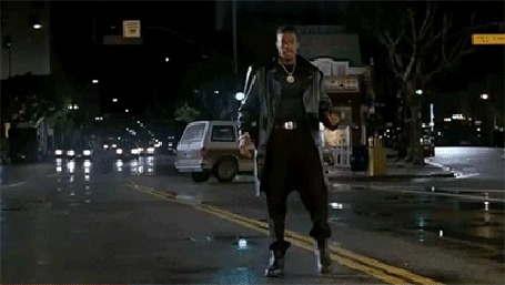 Анимация Chris Tucker / Крис Такер, стоя на дороге, в ночном городе танцует и что - то угрожающе кричит, фильм Rush Hour / Час пик