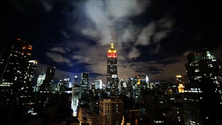 Анимация Неспокойное небо над ночным городом, Empire State Building, New York City / Нью-Йорк,