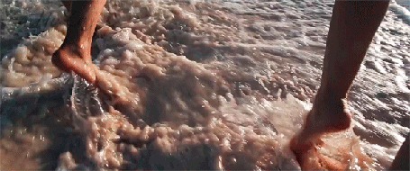 Анимация Парень с девушкой идут в морском прибое, поднимая ногами брызги