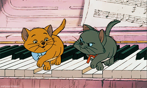 Анимация Серый и рыжий котенок играют на рояле, гифка Серый и рыжий котенок играют на рояле