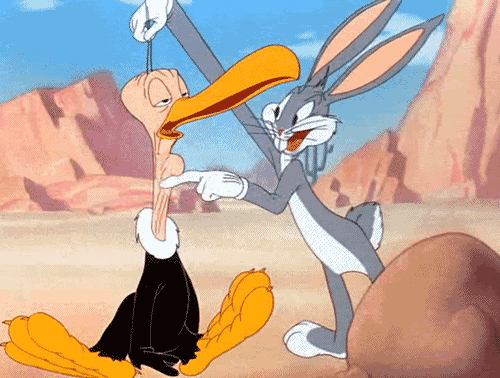 Анимация Bugs Bunny / Багз Банни развлекается с пеликаном, гифка Bugs Bunny / Багз Банни развлекается с пеликаном