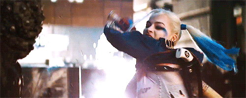 Анимация Девушка отклоняется от от занесенного над нею оружия, фильм Suicide Squad / Отряд самоубийц, гифка Девушка отклоняется от от занесенного над нею оружия, фильм Suicide Squad / Отряд самоубийц