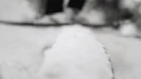 Анимация Человек на лыжах едет по бордюру