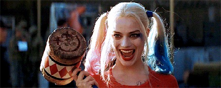 Анимация Девушка радостно улыбается, кадры из фильма Suicide Squad / Отряд самоубийц