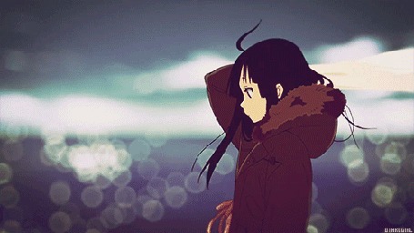 Анимация Akiyama Mio / Мио Акияма из аниме Кей-он / Клуб легкой музыки / K-ON выпускает из руки белый платок, который ветер тут же уносит в небо