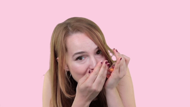 Анимация Американская актриса и певица Bridgit Mendler / Бриджит Мендлер набивает полный рот печенья, гифка Американская актриса и певица Bridgit Mendler / Бриджит Мендлер набивает полный рот печенья