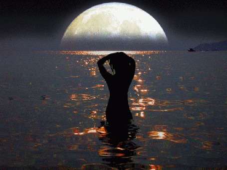 Фото Девушка идет по берегу моря, ночью