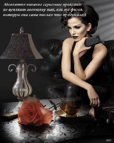 Анимация Девушка с телефоном в руке сидит за столом, на котором стоит светильник и чашка горячего кофе, лежит роза. (Абсолютно никакие серьезные проблемы не цепляют женщину так, как та фигня, которую она сама только что придумала))