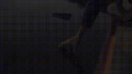 Анимация Человек зачерпывает рукой воду, в которой обитает биолюминесцентный фитопланктон
