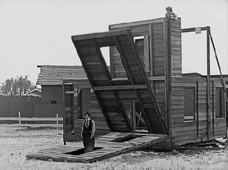 Анимация На комедийного актера Buster Keaton / Бастера Китоном падает деревянная стена, американский короткометражный комедийный фильм One Week / Одна неделя
