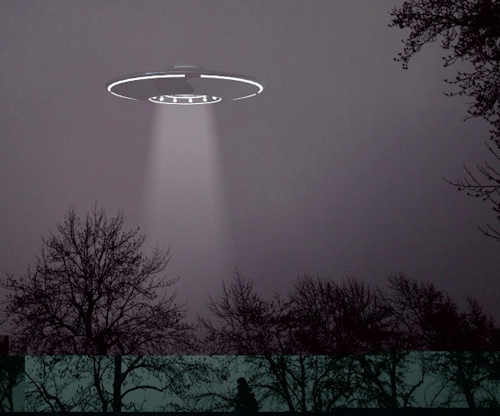 Анимация Летающая тарелка НЛО в небе над лесом, гифка Летающая тарелка НЛО в небе над лесом