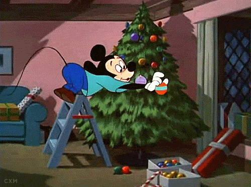 Анимация Mickey Mouse / Микки Маус наряжает елку шариками, студия Disney / Дисней, гифка Mickey Mouse / Микки Маус наряжает елку шариками, студия Disney / Дисней
