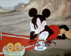 Анимация Мышонок ест пончики, мультфильм Mickey Mouse / Мышонок Микки, создатель Walt Disney / Уолт Дисней, гифка Мышонок ест пончики, мультфильм Mickey Mouse / Мышонок Микки, создатель Walt Disney / Уолт Дисней