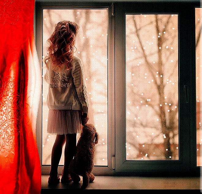 Анимация Девочка с игрушкой в руке стоит у окна, за которым идет снег, гифка Девочка с игрушкой в руке стоит у окна, за которым идет снег