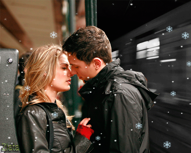 Анимация Влюбленные стоят под падающим снегом на фоне мчащегося поезда, гифка Влюбленные стоят под падающим снегом на фоне мчащегося поезда