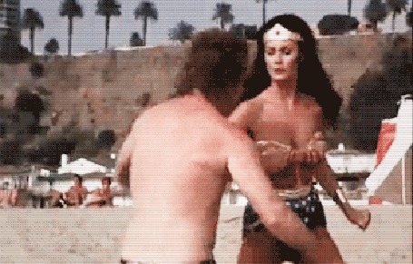 Анимация Девушка ударяет парня и он падает в воду, фильм Wonder Woman / Чудо-женщина