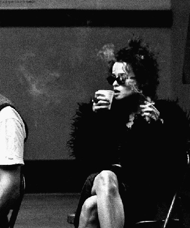Анимация Helena Bonham Carter / Хелена Бонэм-Картер в роли Марлы Сингер с сигаретой и чашкой чая в фильме Дэвида Финчера Бойцовский клуб