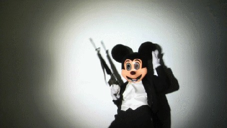 Анимация Танцующий актер в костюме Микки Мауса с ружьем