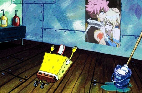 Анимация SpongeBob / Губка Боб поклоняется плакату, на котором изображены Natsu Dragnil / Нацу Драгнил Natsu Dragnil и Lucy Hartfiliya / Люси Хартфилия из аниме Fairy Tail / Хвост Феи, мультсериал SpongeBob SquarePants / Спанч Боб квадратные штаны