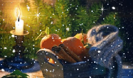 Анимация Деревянная корзина с мандаринами, палочки корицы и шарф на фоне елки и рядом горящей свечи