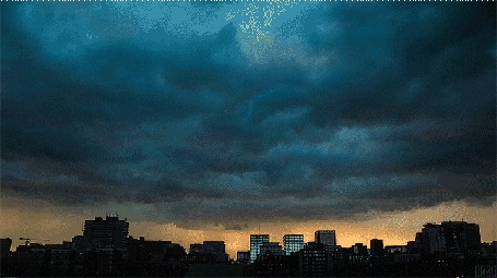 Анимация Облака проплывают над домами в городе