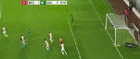Анимация Вратарь бросает мяч, но он ударяется об игрока и отлетает в его ворота