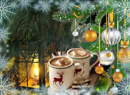 Анимация Две чашки со сливками стоят у новогоднего фонаря