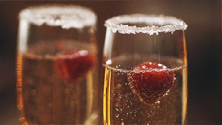 Анимация Два бокала шампанского с клубникой