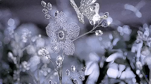 Анимация Хрустальный цветок, над которым летает хрустальная бабочка, на фоне бликов хрустального поля цветов (c), гифка Хрустальный цветок, над которым летает хрустальная бабочка, на фоне бликов хрустального поля цветов (c)